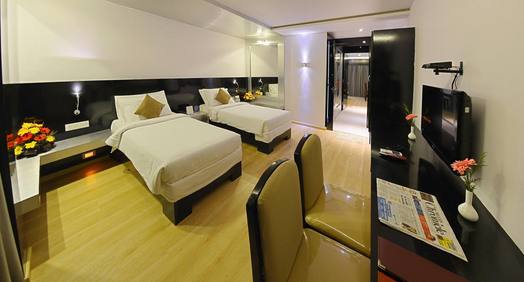 Family Room (4 Adults + 2 Children)